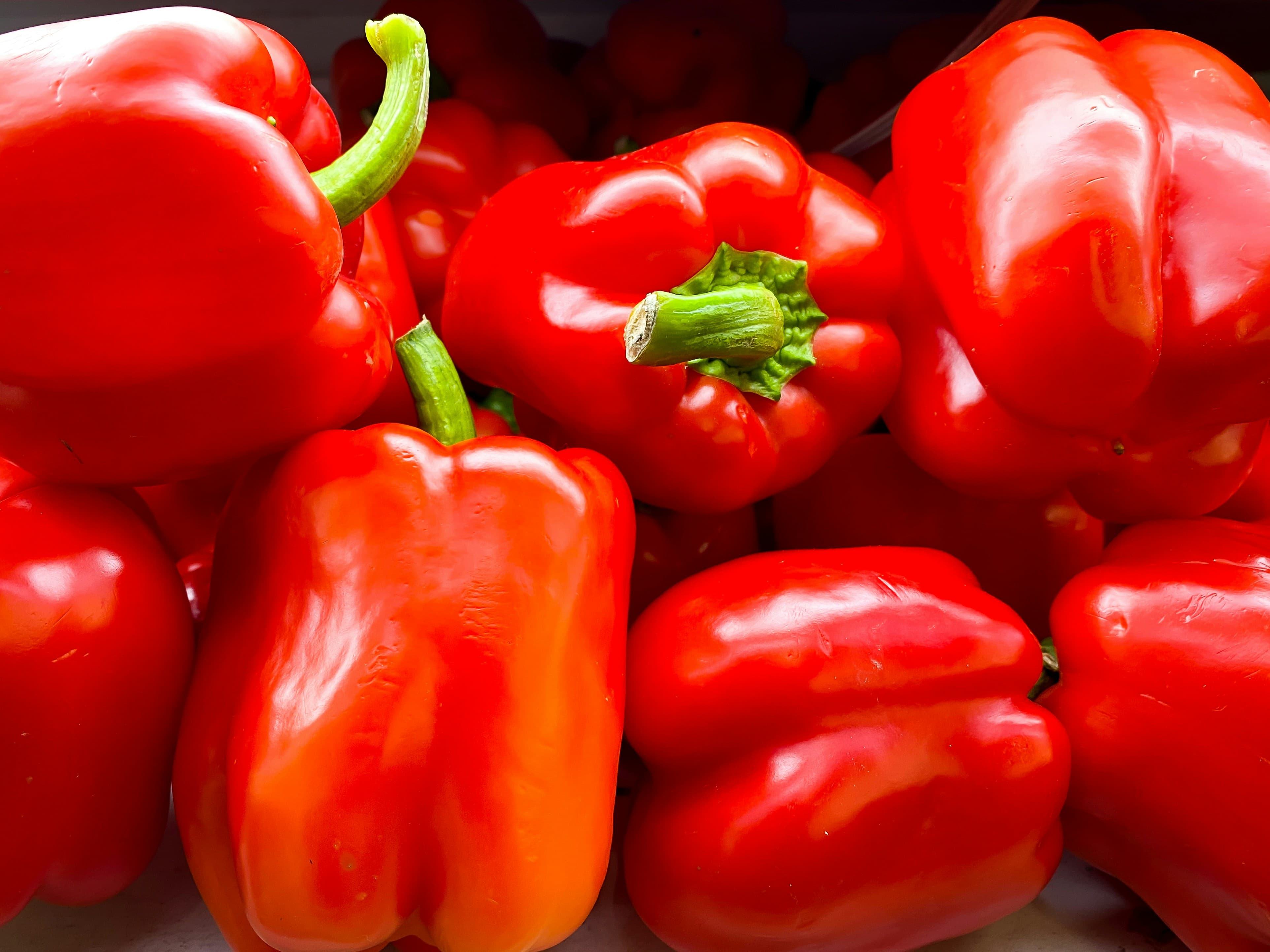 Paprika is nachtschade en bevat veel vitamine C.